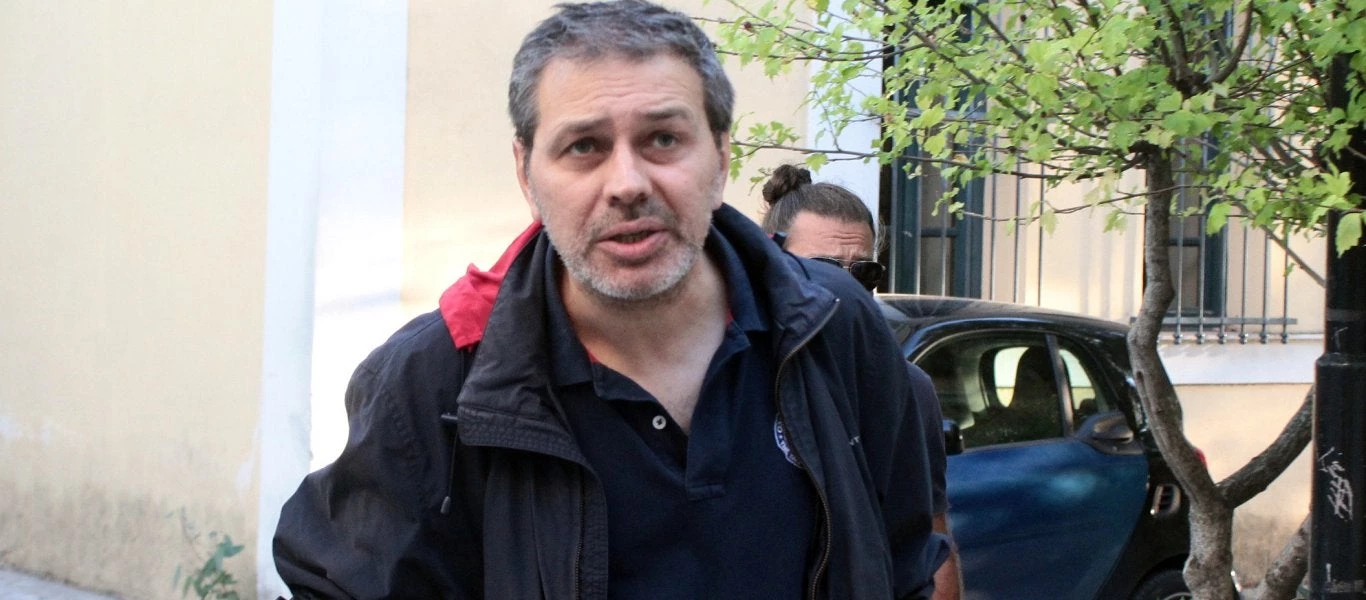 Στέφανος Χίος: Κυκλοφορεί με πιστόλι Sig Sauer P226 Mk25 των Navy SEALs (βίντεο)